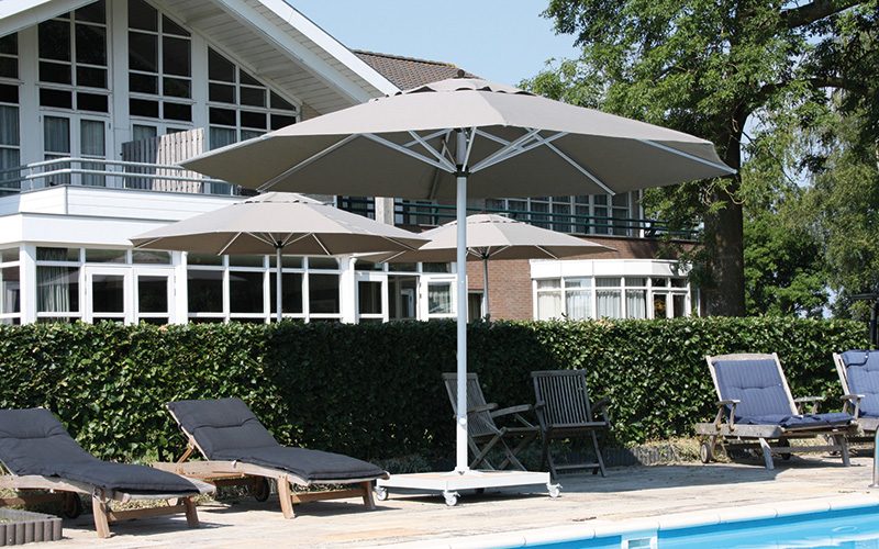 Solero Presto round parasol swimming pool